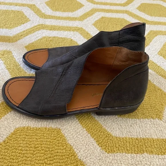 Free People Black Leather Mont Blanc Cut Out Flats Sandals - Picture 4 of 9